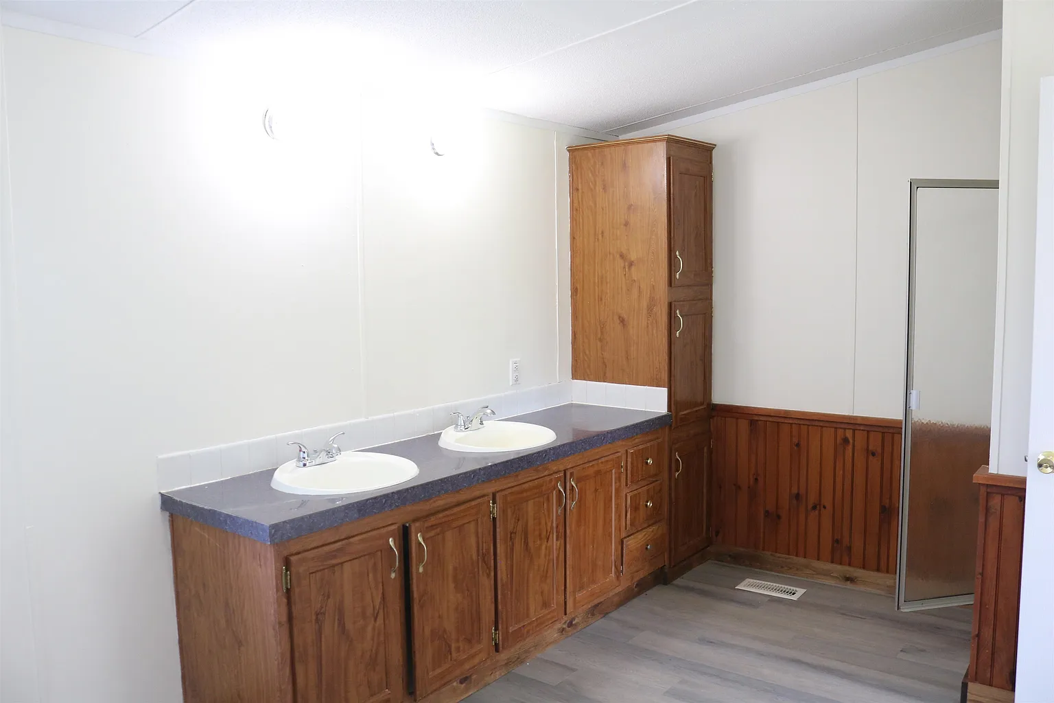 Bathroom vanity